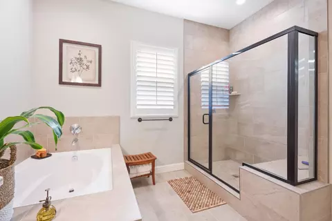 Bath - 822 Overstone Ave, Madera, CA 93636 photo 5 of 6