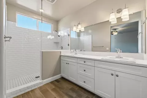 Bath - 2715 Las Rosas Ave, Clovis, CA 93619 photo 4 of 6