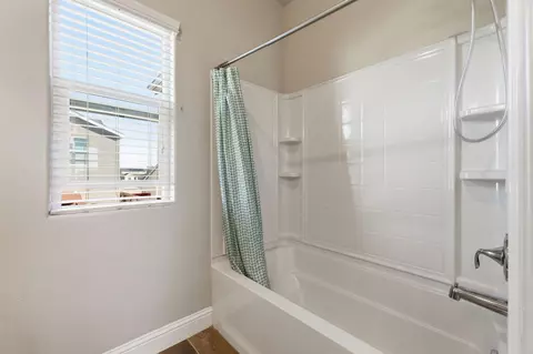 Bath - 2715 Las Rosas Ave, Clovis, CA 93619 photo 3 of 6