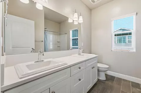 Bath - 2715 Las Rosas Ave, Clovis, CA 93619 photo 2 of 6