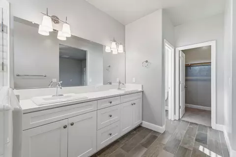 Bath - 2715 Las Rosas Ave, Clovis, CA 93619 photo 6 of 6