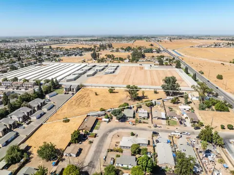 5595 W Shaw Ave, Fresno, CA 93722