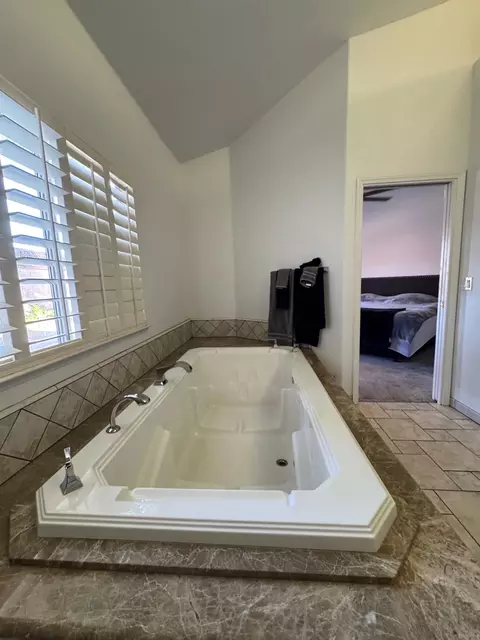 Bath - 2691 Morris Ave, Clovis, CA 93611 photo 2 of 5