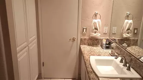 Bath - 14728 Huntington Rd, Madera, CA 93636 photo 2 of 2