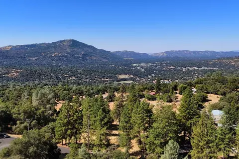 10 Timberwood Ln, Oakhurst, CA 93644