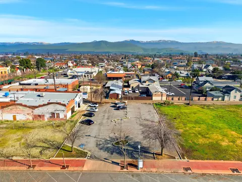 116 S Elmwood Ave, Lindsay, CA 93247