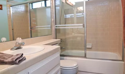 Bath - 344 Mckelvy Ave, Clovis, CA 93611 photo 3 of 3