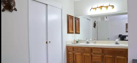Bath - 344 Mckelvy Ave, Clovis, CA 93611 photo 2 of 3