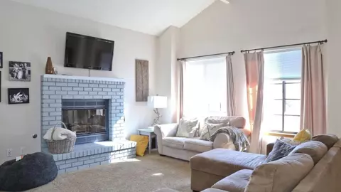 Living - 344 Mckelvy Ave, Clovis, CA 93611 photo 1 of 1
