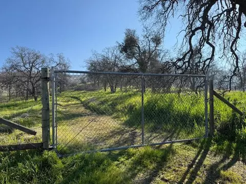 48 Watts Valley Rd, Sanger, CA 93657