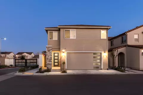 2037 N Rogers Ln, Clovis, CA 93619