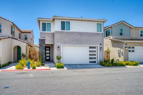 212 Arbor Dr S, Madera, CA 93636