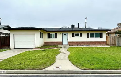 10902 San Madina Dr, Hanford, CA 93230