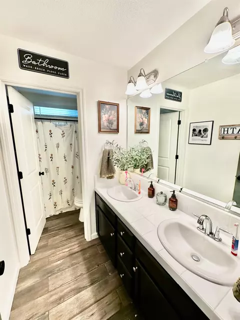 Bath - 905 Wishon Ave W, Madera, CA 93636 photo 6 of 6