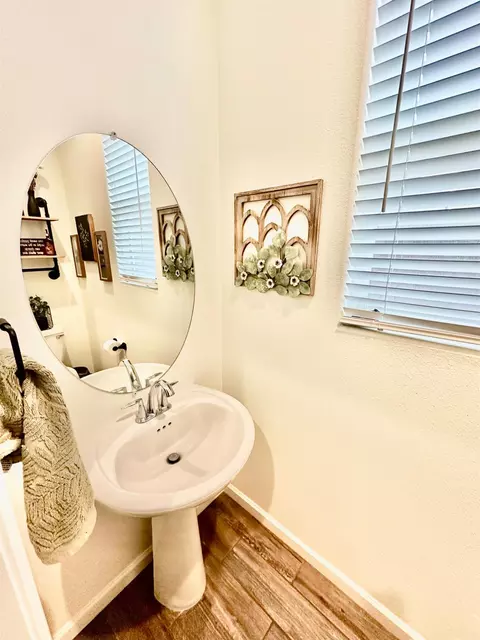 Bath - 905 Wishon Ave W, Madera, CA 93636 photo 1 of 6