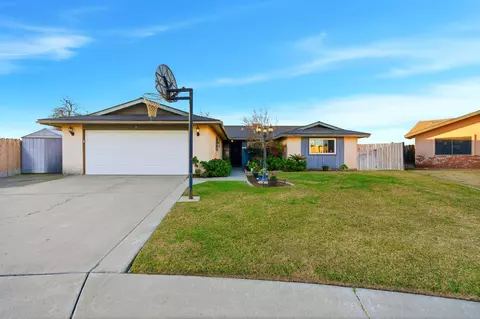 2134 Oakwood Ct, Hanford, CA 93230