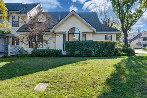 961 E Foxhill Dr, Fresno, CA 93720