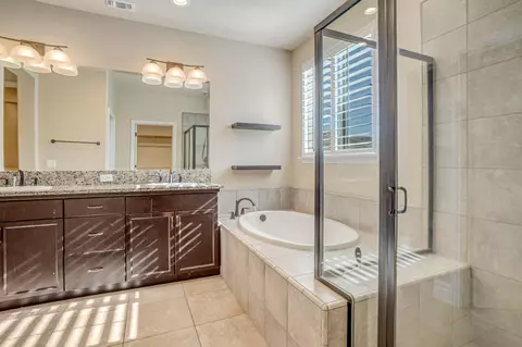 Bath - 1345 N Kaweah Ave, Clovis, CA 93619 photo 1 of 4