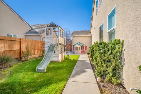 Exterior - 1345 N Kaweah Ave, Clovis, CA 93619 photo 7 of 8