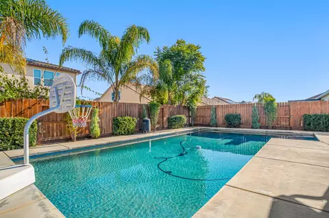 Exterior - 1345 N Kaweah Ave, Clovis, CA 93619 photo 4 of 8