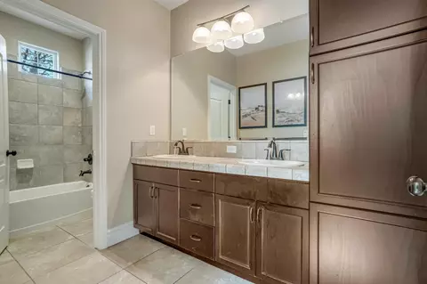 Bath - 1345 N Kaweah Ave, Clovis, CA 93619 photo 3 of 4