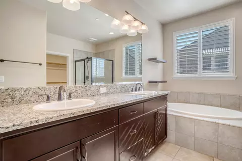 Bath - 1345 N Kaweah Ave, Clovis, CA 93619 photo 2 of 4
