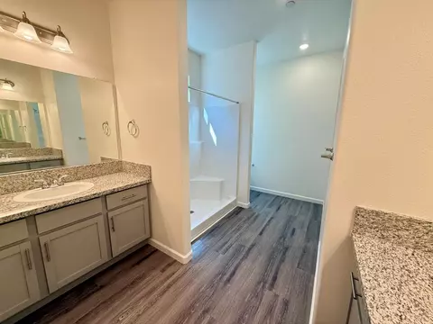 Bath - 1200 E Orange St, Avenal, CA 93204 photo 2 of 3