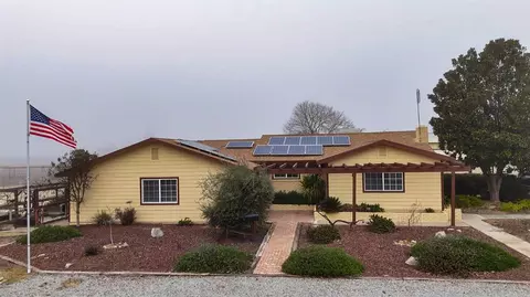 2104 W Magnolia Ave, Caruthers, CA 93609