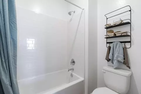 Bath - 1046 Springtime Ave, Clovis, CA 93619 photo 4 of 4