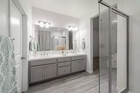 Bath - 1437 Las Rosas Ave, Clovis, CA 93619 photo 4 of 4