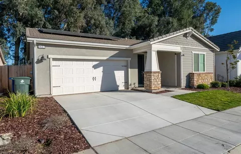 1437 Las Rosas Ave, Clovis, CA 93619
