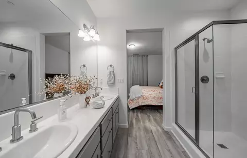 Bath - 1437 Las Rosas Ave, Clovis, CA 93619 photo 1 of 4