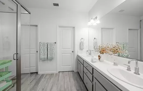 Bath - 1437 Las Rosas Ave, Clovis, CA 93619 photo 3 of 4
