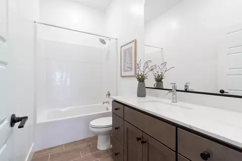 Bath - 2283 N Argyle Ave, Clovis, CA 93619 photo 2 of 4