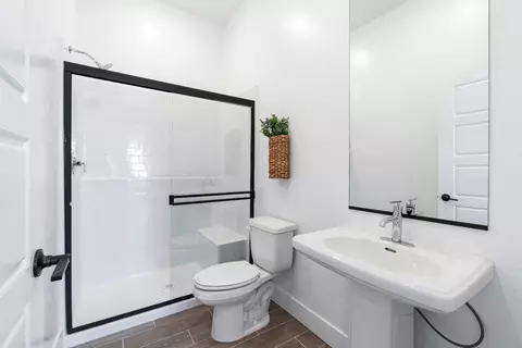 Bath - 2283 N Argyle Ave, Clovis, CA 93619 photo 1 of 4