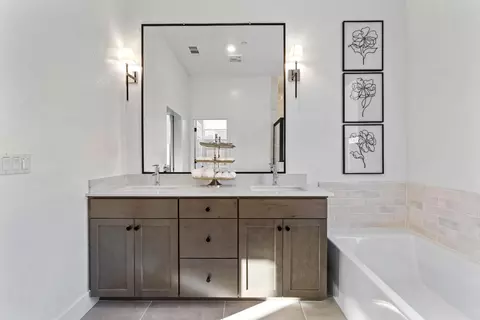 Bath - 2291 N Argyle Ave, Clovis, CA 93619 photo 2 of 3