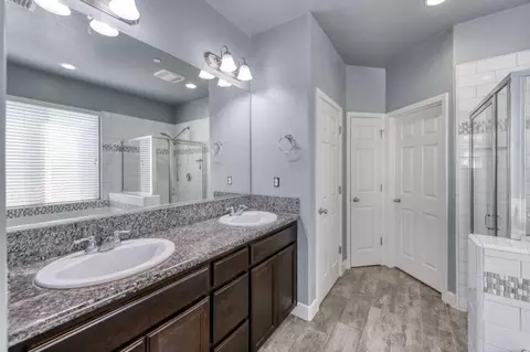 Bath - 3479 Brimhall Ln, Clovis, CA 93619 photo 2 of 3