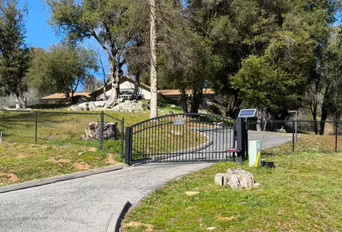 40118 Old Stonegate Ct, Oakhurst, CA 93644