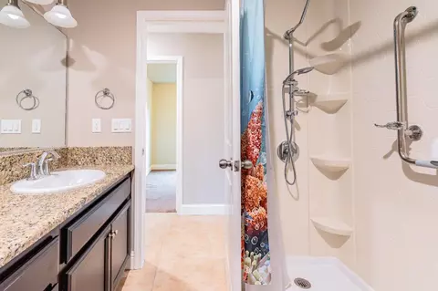 Bath - 2451 Hermosa Ave, Clovis, CA 93619 photo 4 of 4