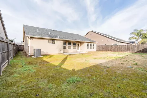 Exterior - 2451 Hermosa Ave, Clovis, CA 93619 photo 4 of 4