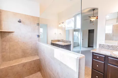 Bath - 2451 Hermosa Ave, Clovis, CA 93619 photo 3 of 4