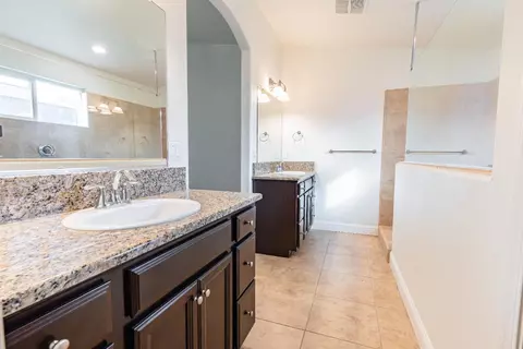 Bath - 2451 Hermosa Ave, Clovis, CA 93619 photo 2 of 4