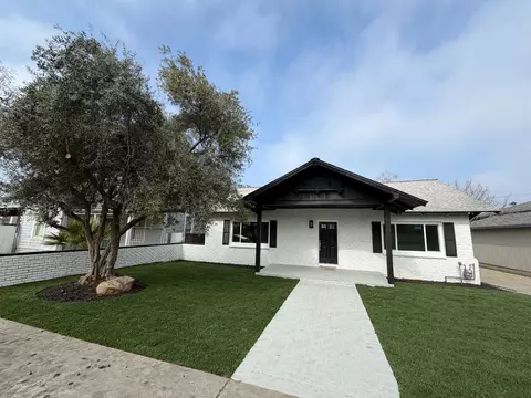 122 E 11th St, Hanford, CA 93230