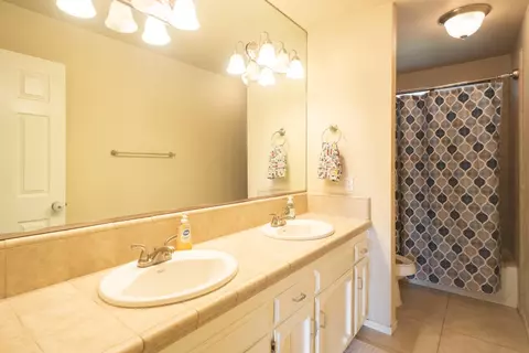 Bath - 1855 Vartikian Ave, Clovis, CA 93611 photo 1 of 1