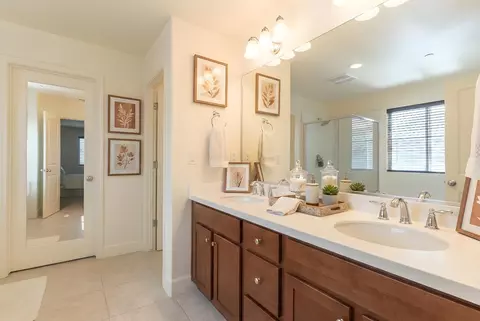 Bath - 563 Mesa Dr S, Madera, CA 93636 photo 3 of 4