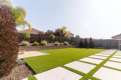 Exterior - 563 Mesa Dr S, Madera, CA 93636 photo 4 of 10