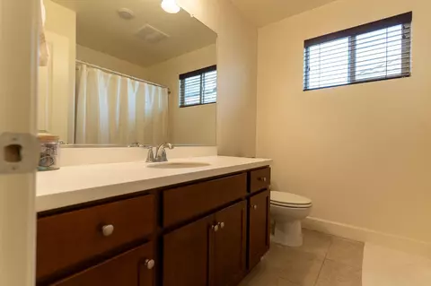 Bath - 563 Mesa Dr S, Madera, CA 93636 photo 2 of 4