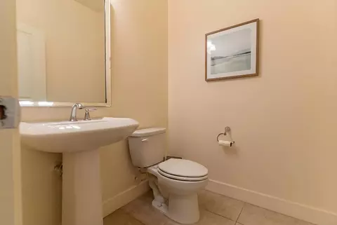 Bath - 563 Mesa Dr S, Madera, CA 93636 photo 1 of 4