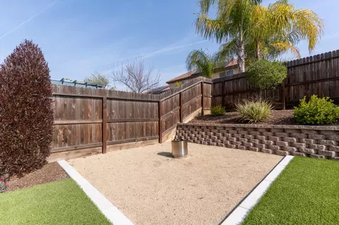 Exterior - 563 Mesa Dr S, Madera, CA 93636 photo 8 of 10