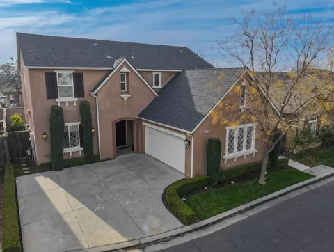 1638 N Mcpherson Ln, Clovis, CA 93619